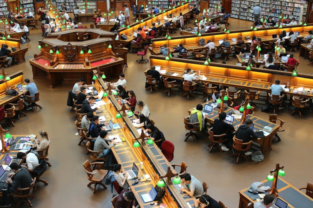 Faculdade de relações internacionais | Library High Angle Photro