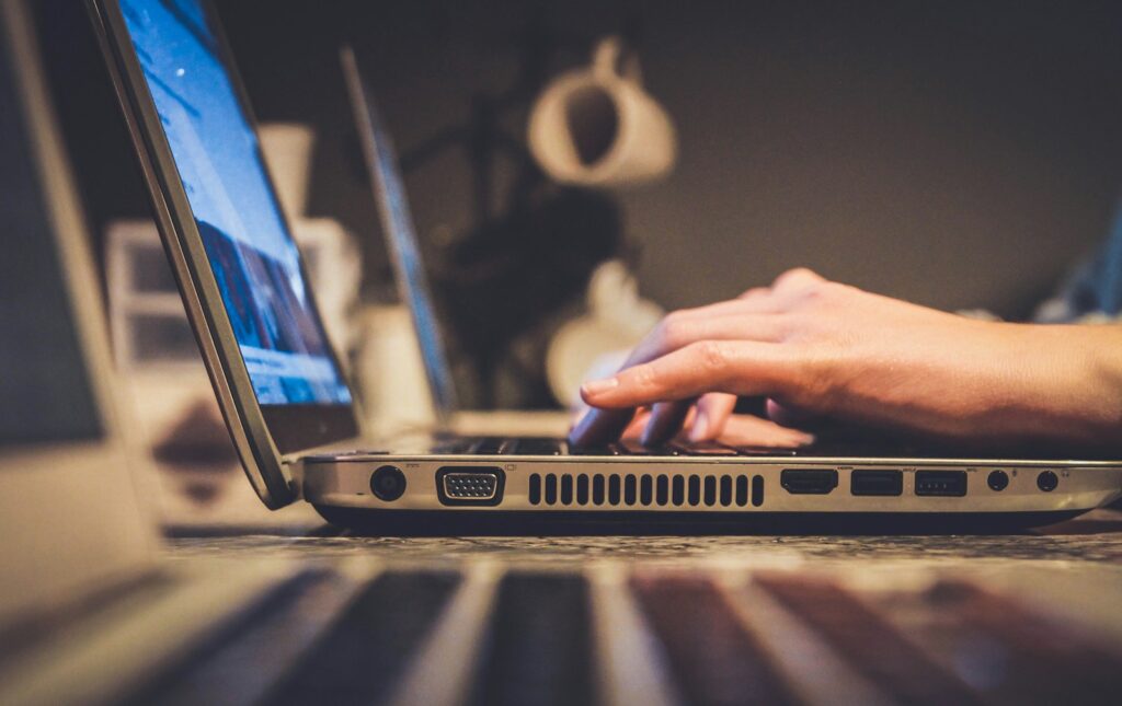 Estudo de Relações Internacionais EAD - Estudante com o notebook