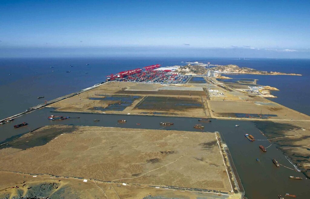 Construção do Porto de águas profundas de Yangshan, em 2007.