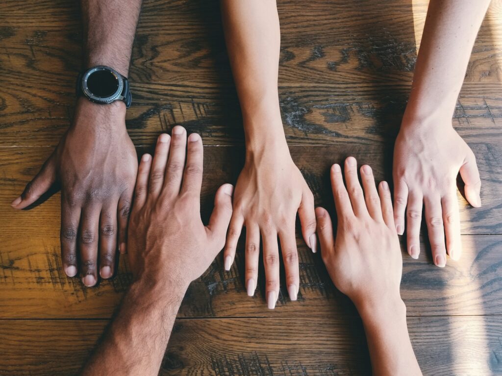 Entenda a Filosofia Ubuntu - Pessoas unidas