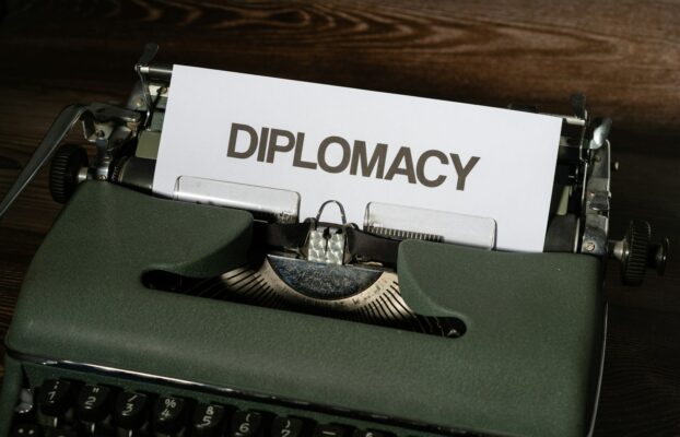 O que faz um Diplomata? Diplomacia? Carreira diplomática?