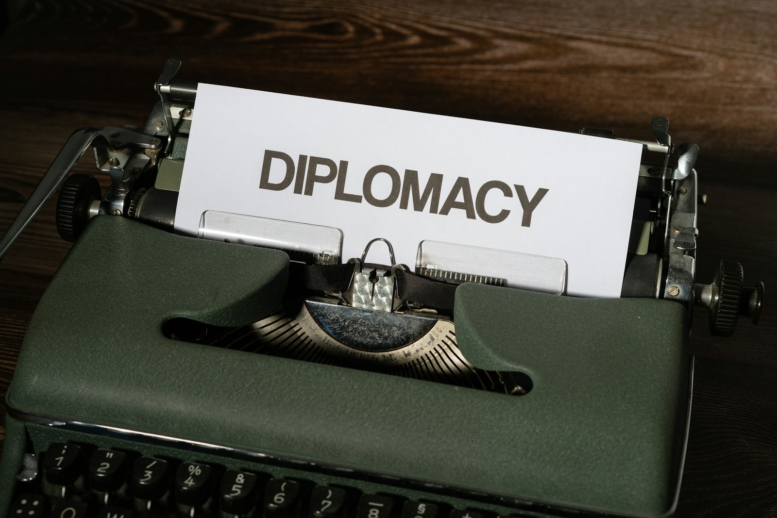 O que faz um Diplomata? Diplomacia? Carreira diplomática?