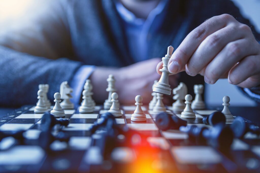 Inteligência Estratégica: o que é e por que importa nas Relações Internacionais 1 depth of field photography of man playing chess