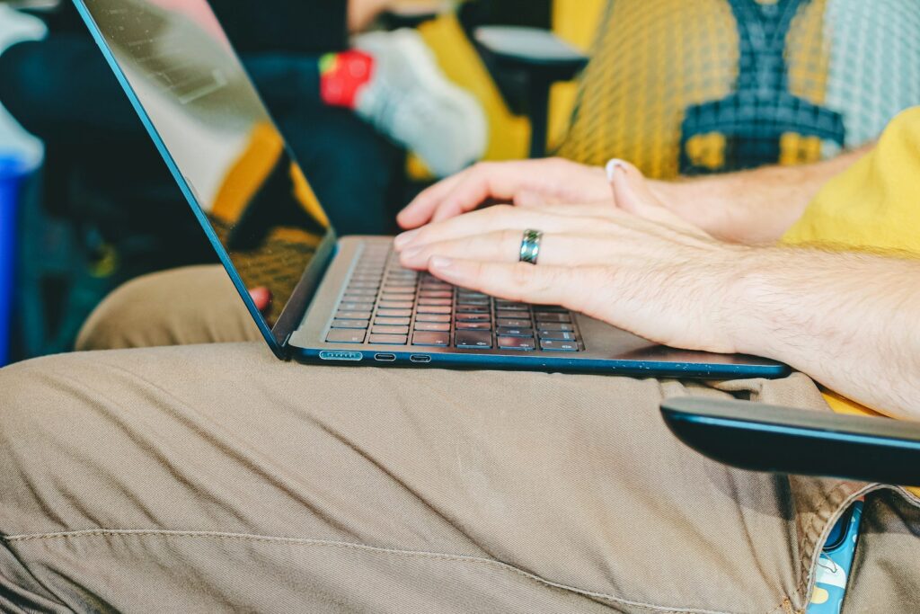 Jovem procurando cursos gratuitos de comércio exterior